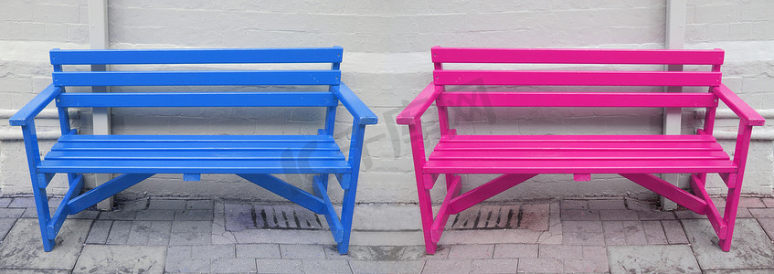 蓝色和粉红色的长凳