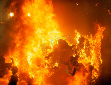 卡通着火摄影照片_法利亚斯瓦伦西亚 3 月 19 日晚上的克雷马所有人物都被烧毁