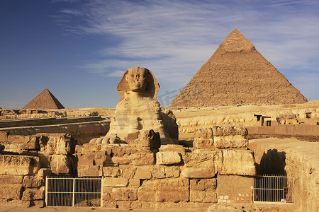 埃及开罗卡夫拉狮身人面像和金字塔
