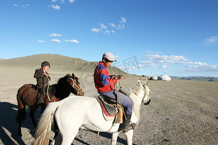 奔腾的蒙古马摄影照片_蒙古男孩