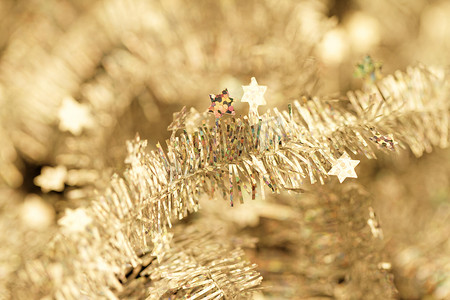 圣诞蝴蝶结边框摄影照片_银灰色丝绸线圣诞装饰品