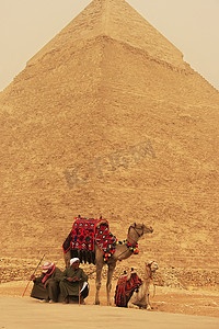 胡夫金字塔摄影照片_开罗沙尘暴期间，贝都因人在卡夫拉金字塔附近休息