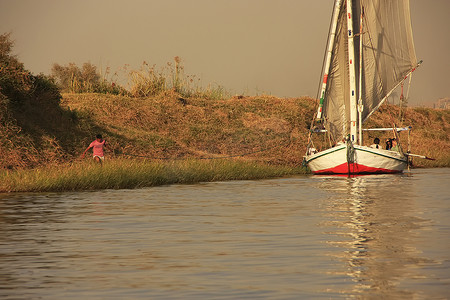 航行在卢克索尼罗河上的三桅帆船