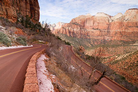 9 号高速公路 Zion Park Blvd 蜿蜒穿过落基山脉