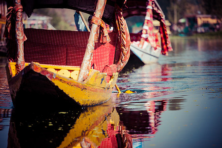 印度克什米尔达尔湖的 Shikara 船
