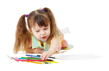 纸上孩子用彩色铅笔画画