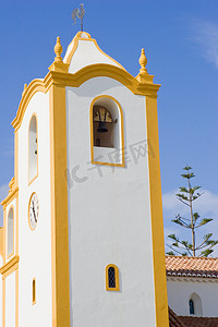葡萄牙教堂摄影照片_充满活力的教堂 - 垂直