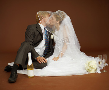 新娘和新郎接吻