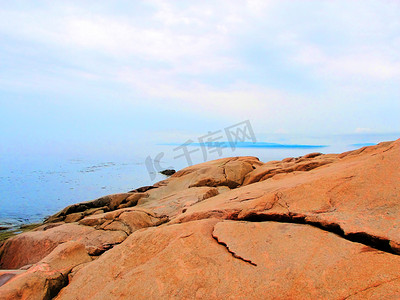 橙色风景摄影照片_橙色岩石海边风景