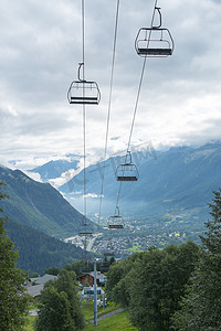 空中缆车摄影照片_以 Les Houches 为背景的高山空中缆车