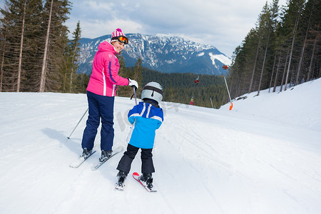 滑雪女孩子摄影照片_滑雪，冬天，家庭
