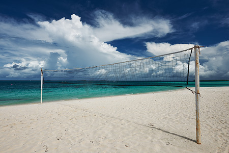 水排球摄影照片_带排球网的美丽海滩