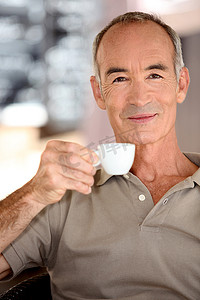 新奇摄影照片_拿着咖啡的男人