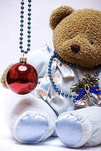 蓝色小熊摄影照片_带圣诞球的软熊