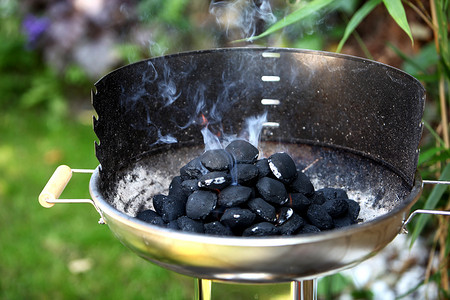 烧烤架上的木炭烤架