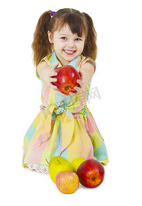 愉快地微笑的小女孩给了一个苹果