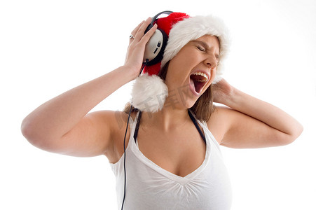 戴着圣诞帽享受音乐的女人