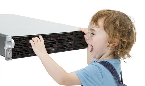 电脑网络主机摄影照片_可爱的孩子与网络服务器