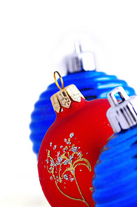 蓝色圣诞球和一个红色圣诞球