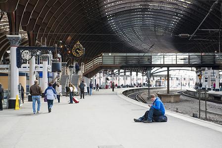 stat摄影照片_约克，英国-3 月 31 日： 乘客在站台在约克铁路 Stat