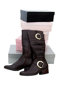 冬季女靴主图摄影照片_一双棕色冬季女靴和许多盒子