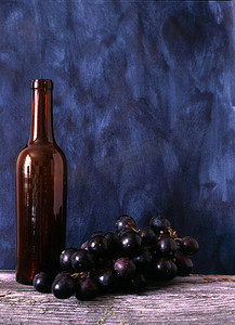 酒瓶和葡萄