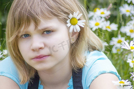 草地插摄影照片_头发上插着雏菊的小女孩