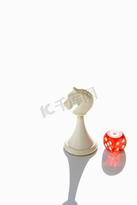 红色骰子和白色国际象棋骑士