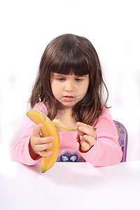 剥香蕉摄影照片_剥香蕉皮的小女孩