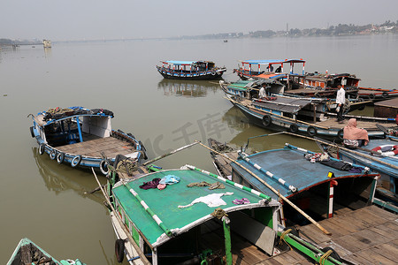 等待日出摄影照片_在加尔各答码头等待乘客的河船