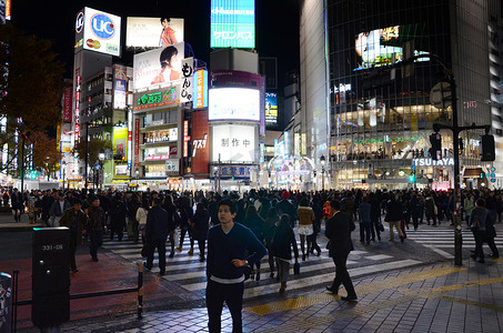 东京 — 11 月 28 日：涩谷著名十字路口的行人