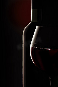玻璃和瓶红酒。