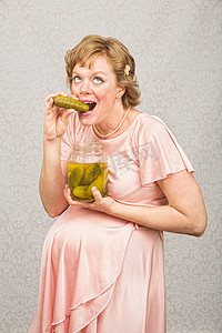 咧着嘴笑摄影照片_期待着泡菜的女人