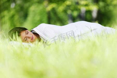睡在草地上的女人