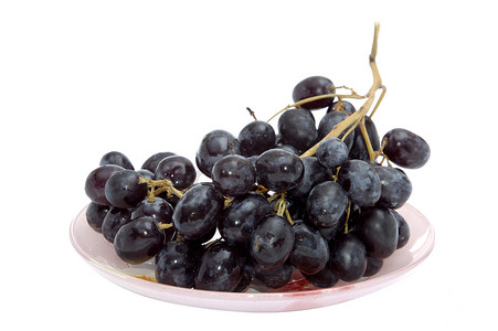 串水果摄影照片_盘子里的一串葡萄