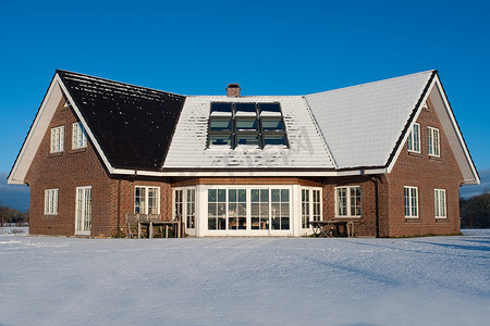 美丽的现代房子在冬天