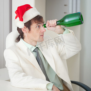 戴着圣诞帽的醉汉拿着瓶子装傻
