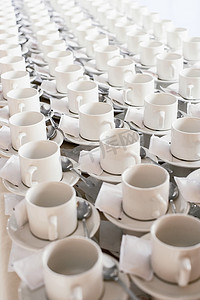 大视野背景摄影照片_一排排堆叠的茶杯和碟子提高了视野。
