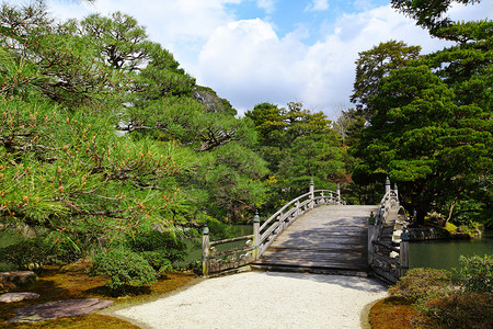 红色日式摄影照片_蓝天清澈的日式公园