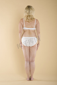 人体白色摄影照片_一个穿着白色内衣的半裸女人的背影
