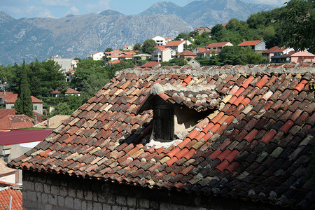 老房子上的旧屋顶瓦片