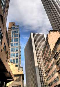 摩天大楼矗立在蓝天的街道上