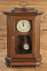 古董木摄影照片_带钟摆的独立老式木钟