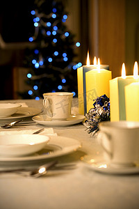 昏暗的餐厅摄影照片_简单而优雅的圣诞餐桌布置