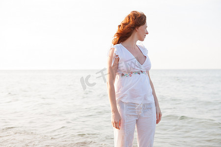 孕妇在地中海白光海滩