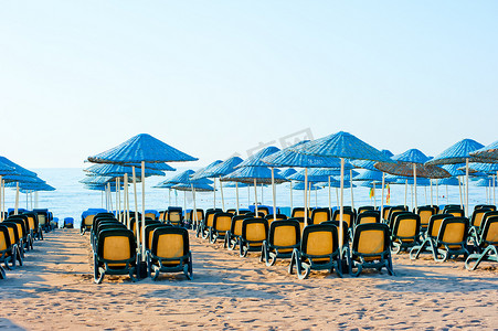 沙滩上一排排整齐的躺椅