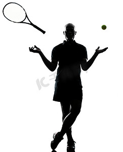 剪影男子网球运动员站立投掷球和球拍