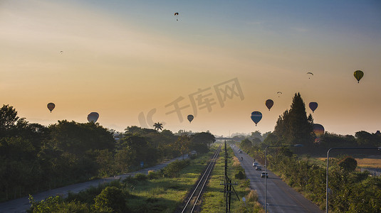 在火车铁路，清迈，泰国的热气球