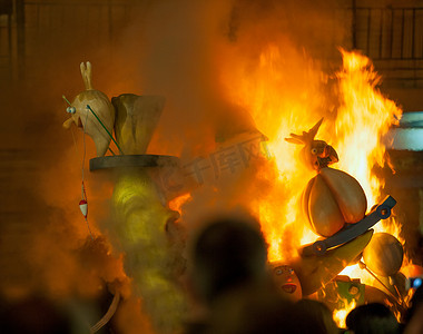 法利亚斯瓦伦西亚 3 月 19 日晚上的克雷马所有人物都被烧毁
