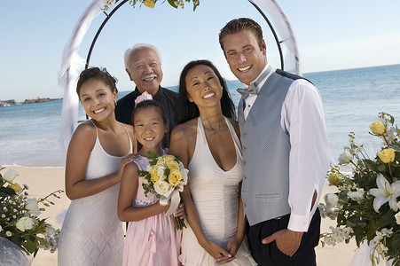 新娘和新郎与家人在海滩上（肖像）